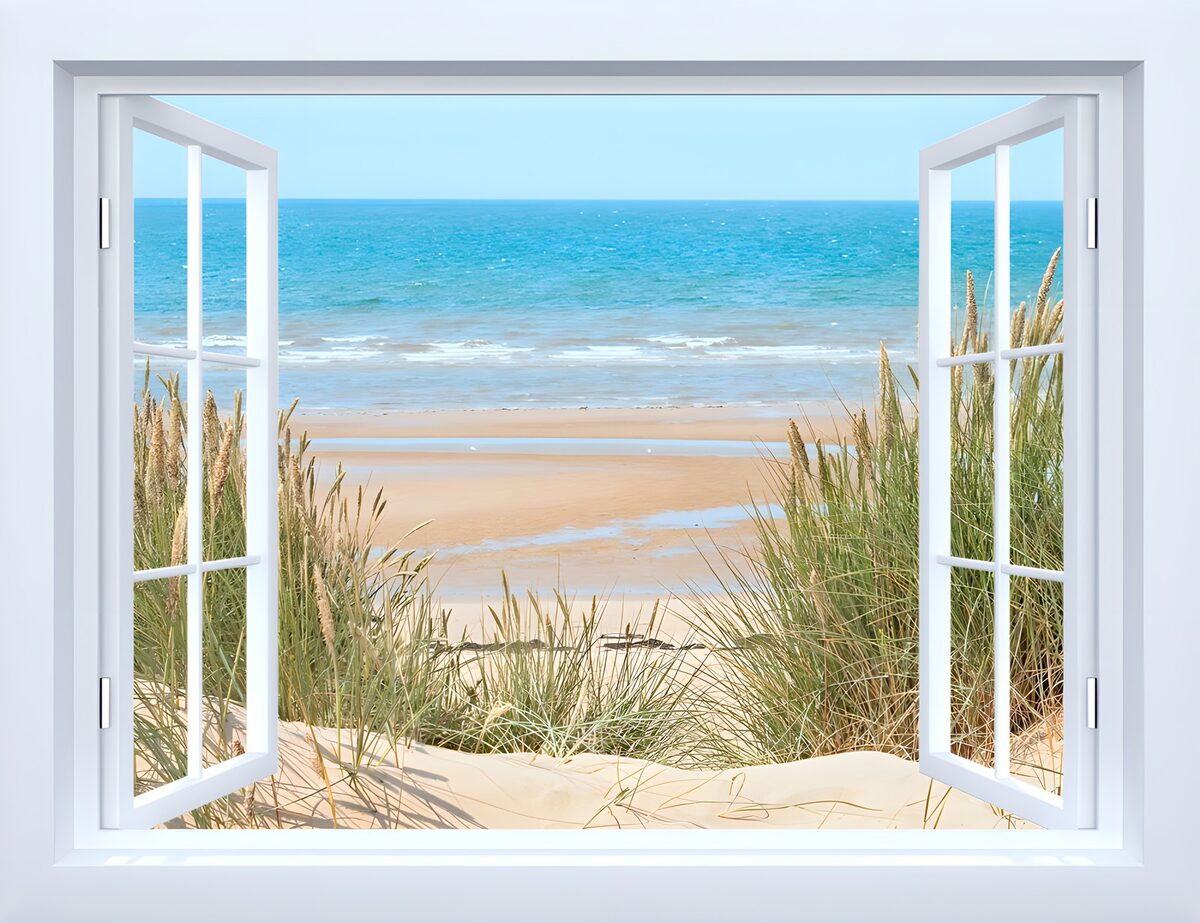 Uitzicht op het strand vanuit een raam