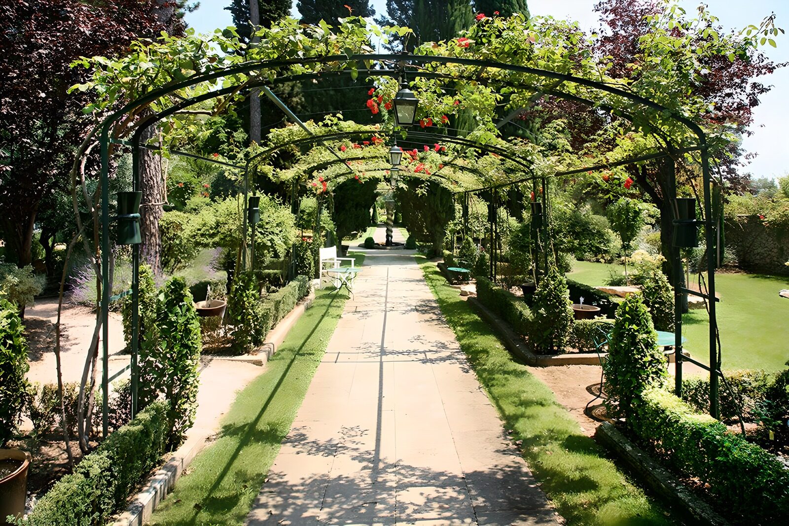 CW4480406: Prachtige tuin met pergola's en paden