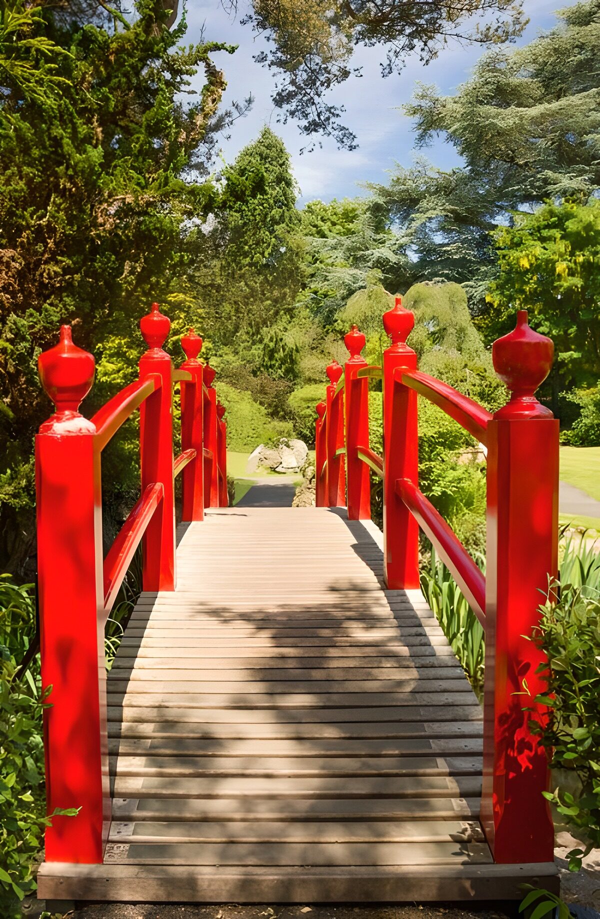 CW9427882: Rode brug in een groene tuin