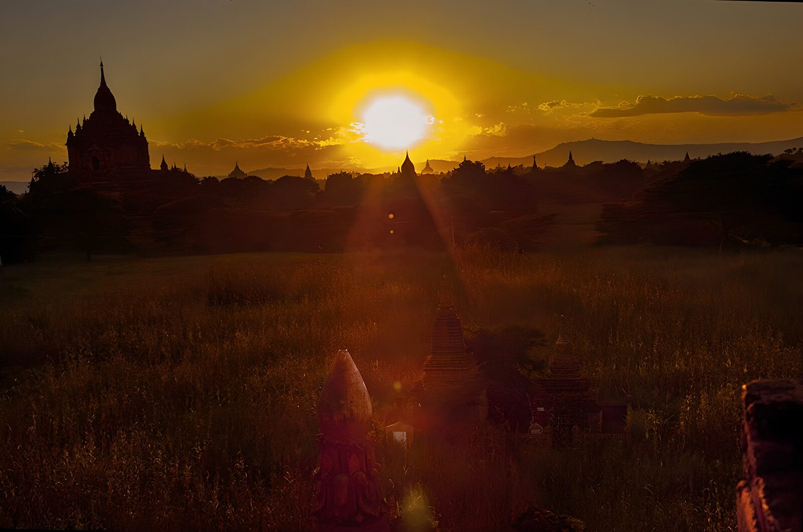 CW6403311: Prachtige zonsondergang boven Bagan