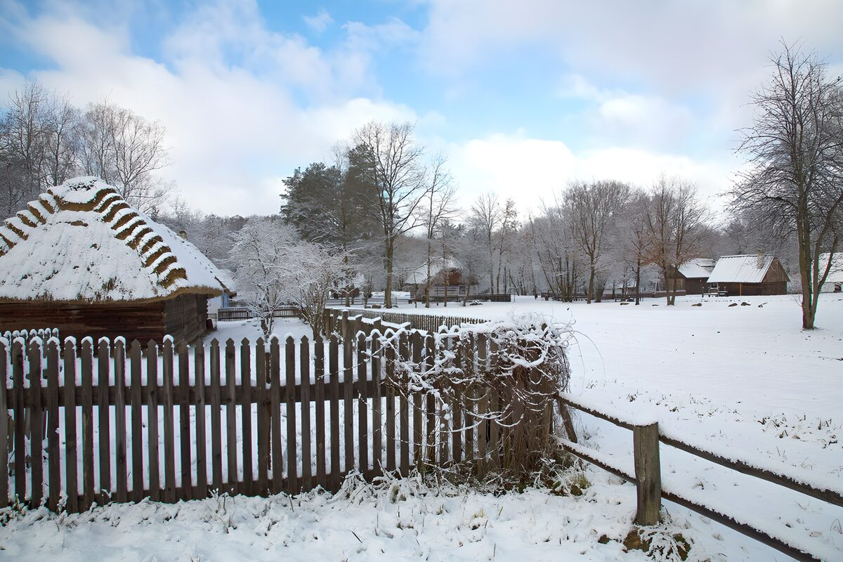 Sfeervol winterlandschap met boerenhuizen
