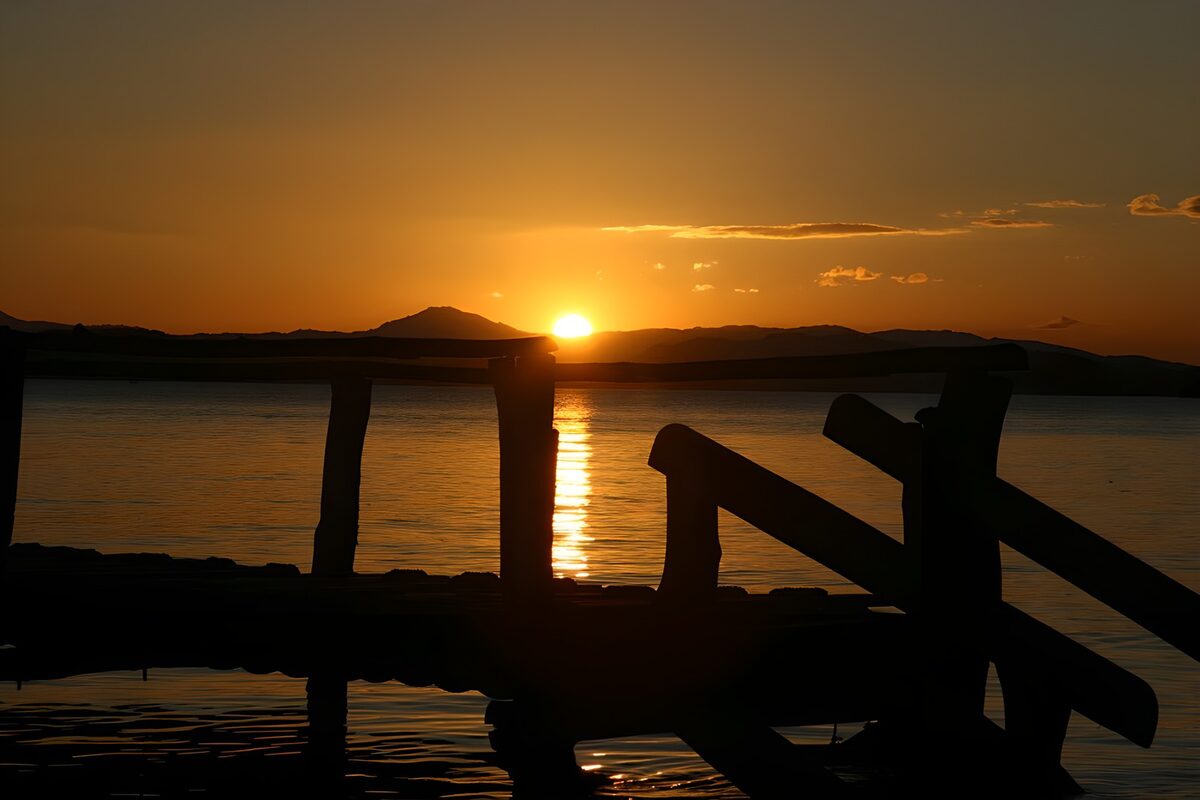 Zonsopgang boven het meer