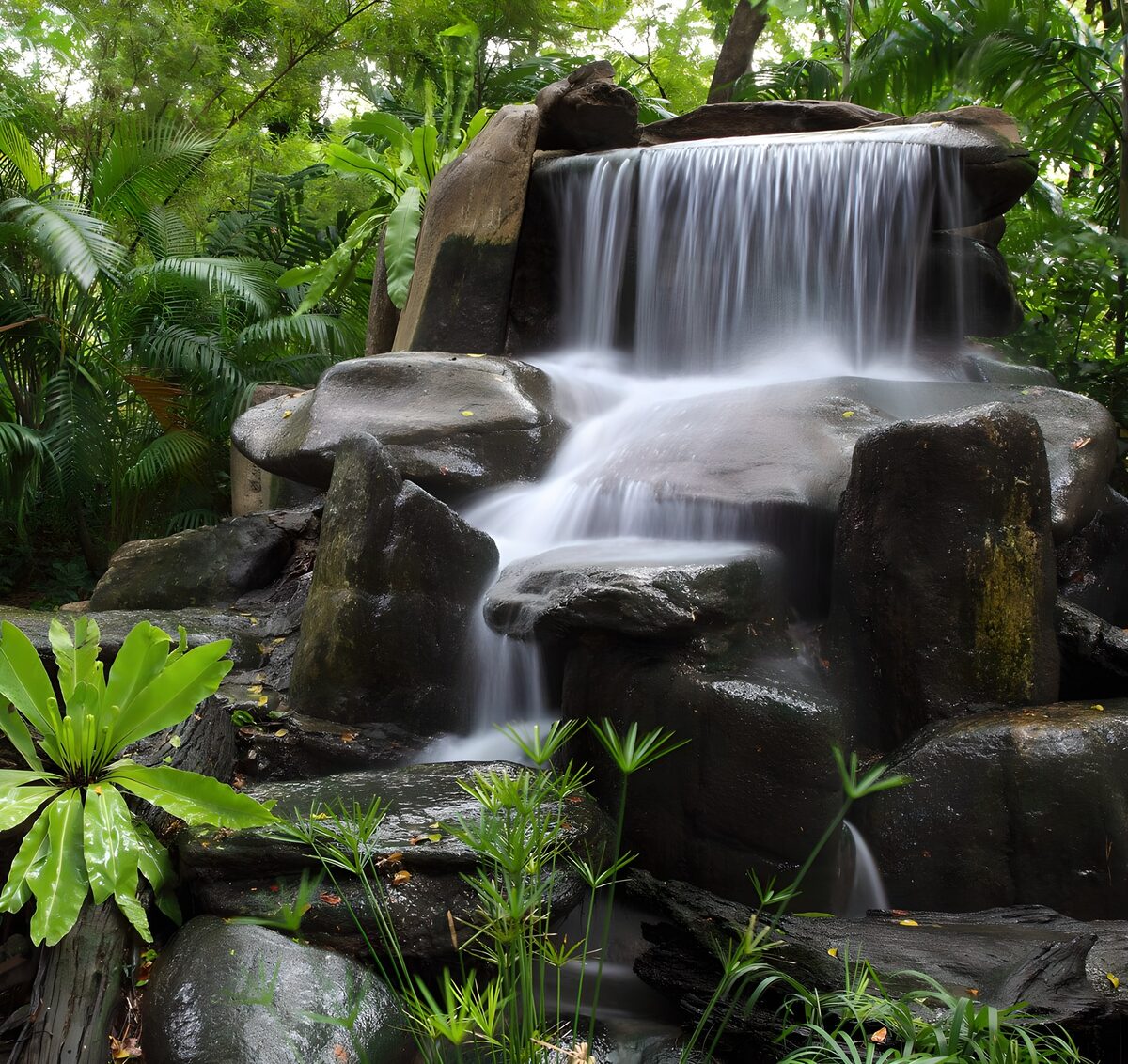 Rustgevende Waterval in de Natuur