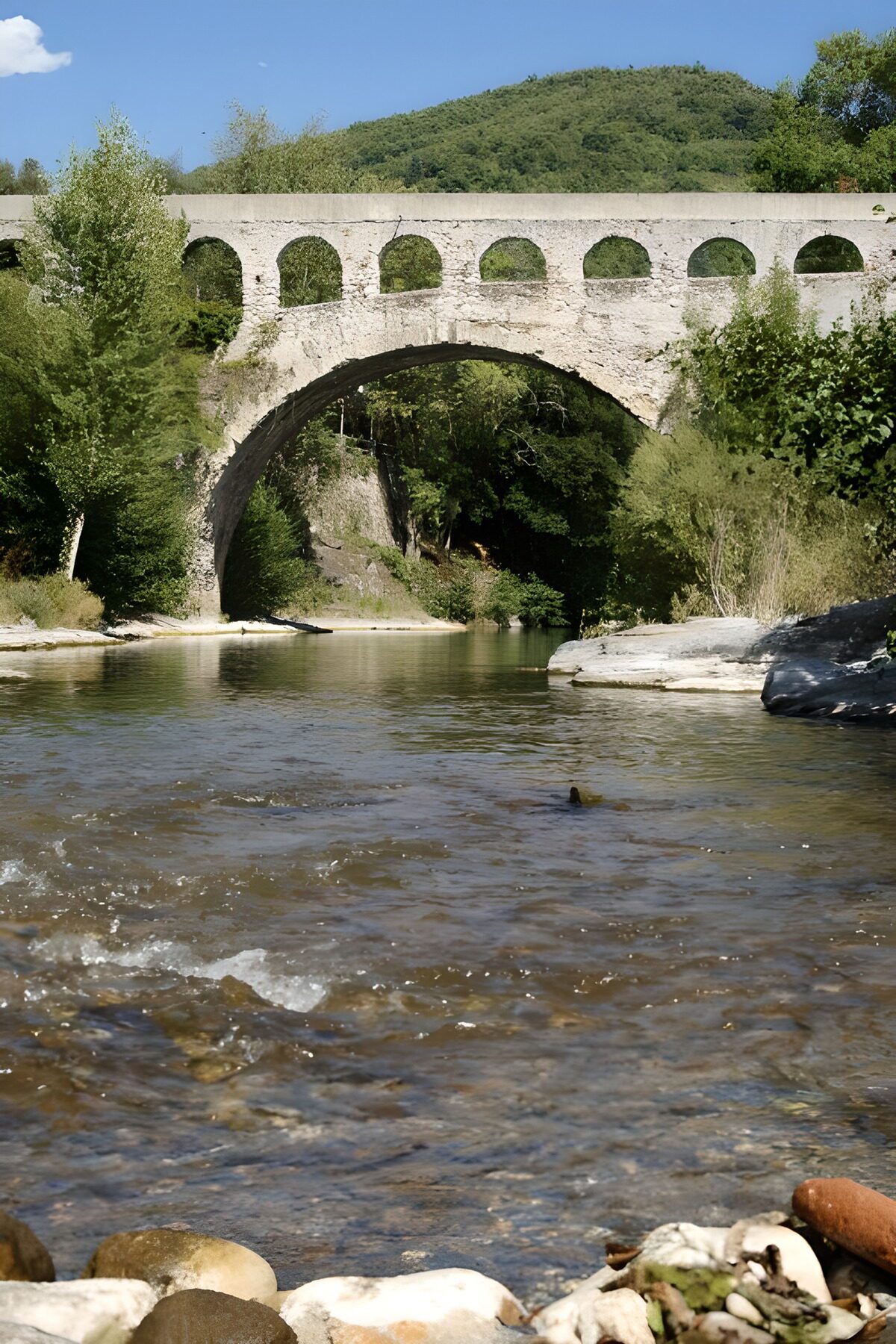 Oude stenen brug over een rivier