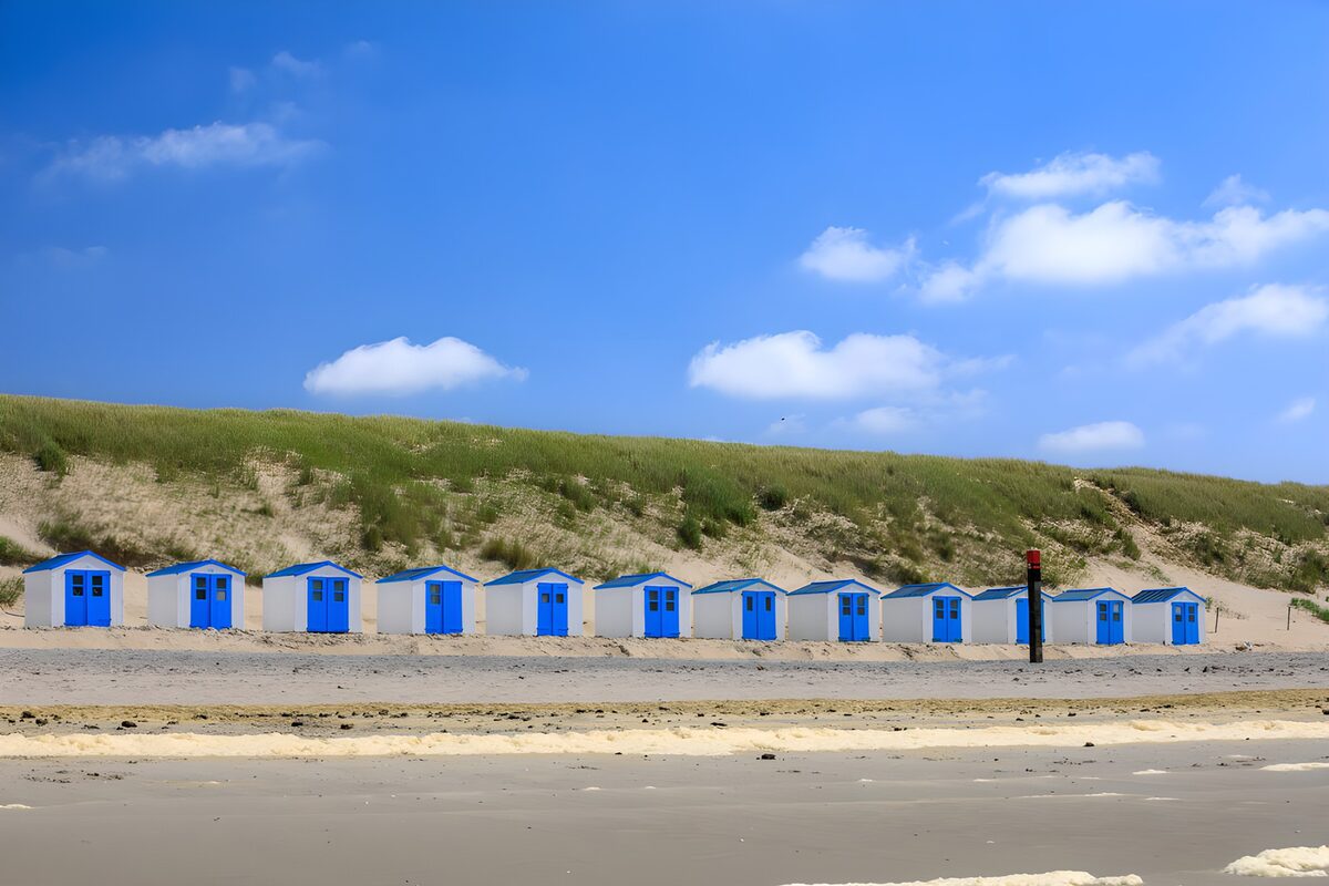 CW2247866: Kleurrijke strandhuisjes op het zand