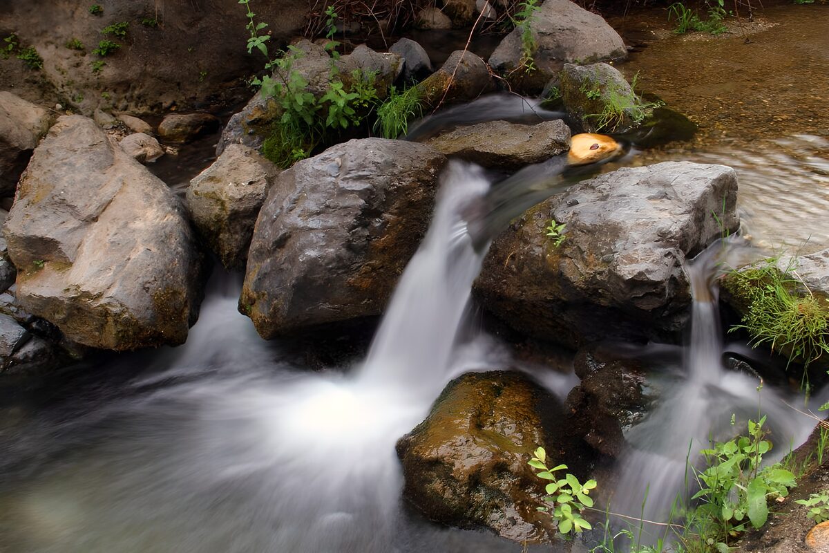 Stromend Water Tussen Rotsen