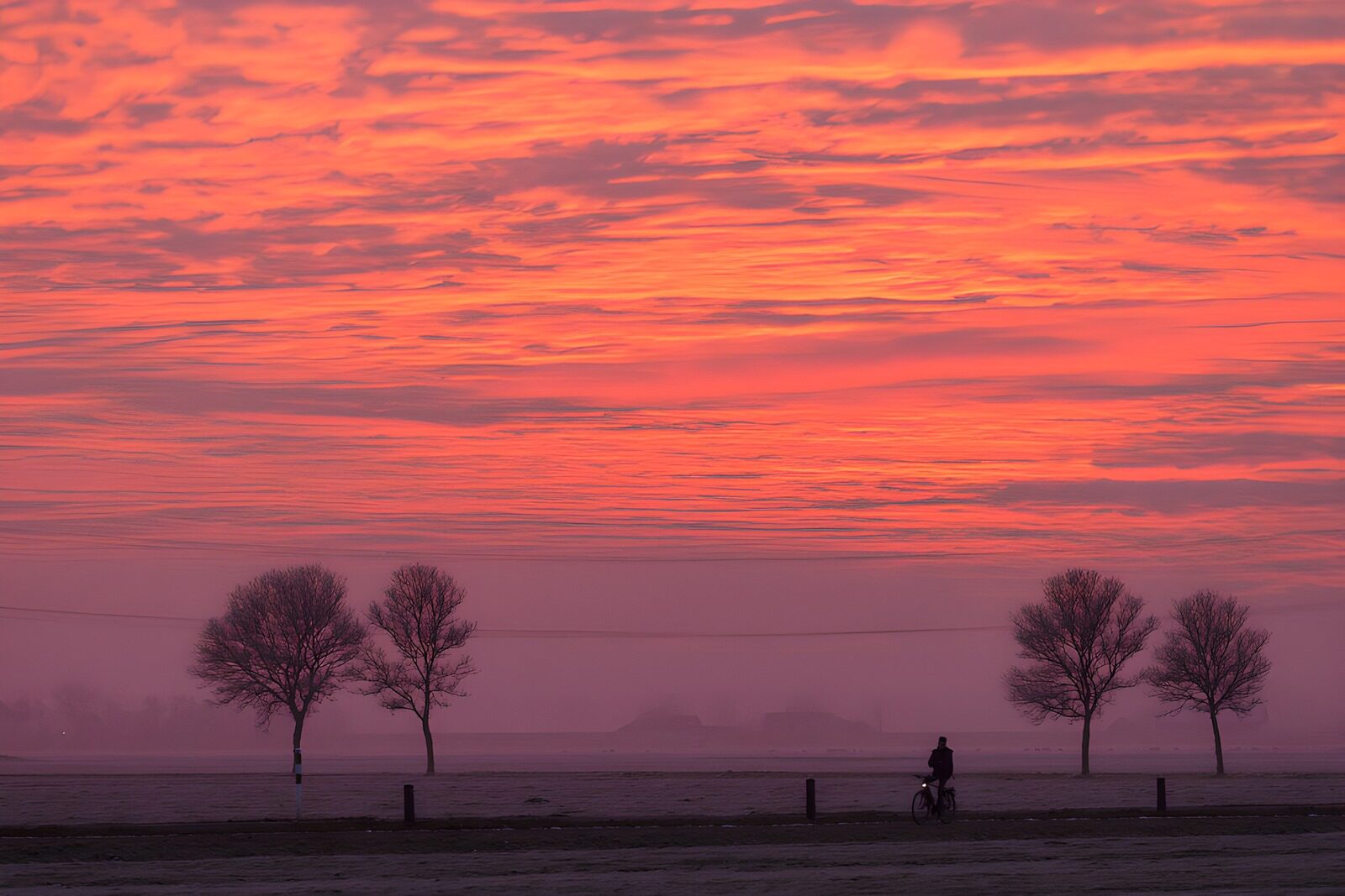 CW4720466: Prachtige zonsondergang met fietser