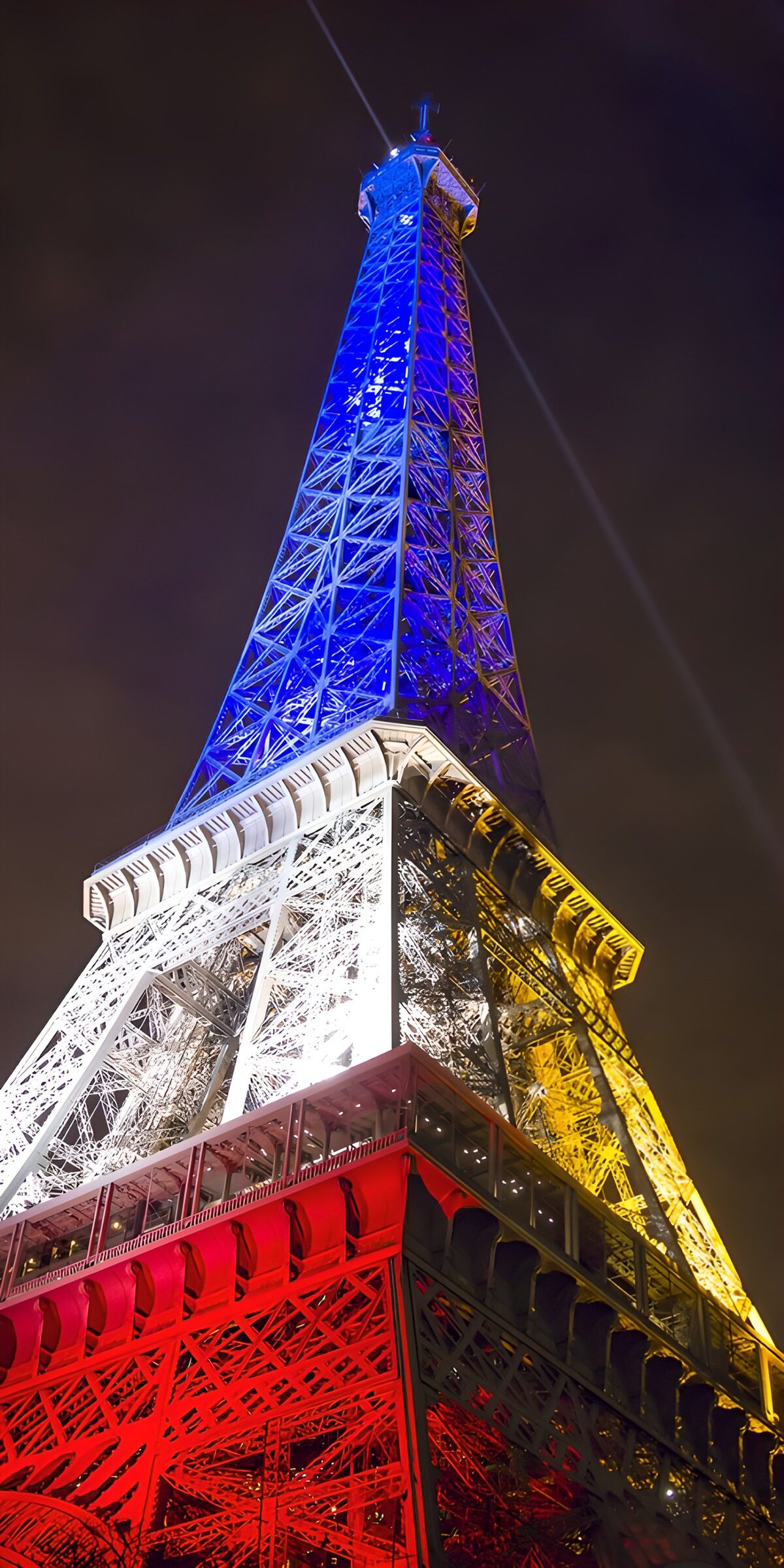 CW7446194: Verlichte Eiffeltoren in de Franse kleuren