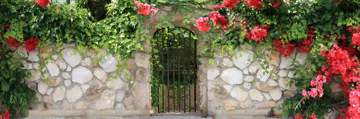 Sfeervolle poort omgeven door bloemen