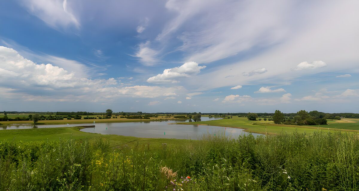 CW4515147: Rustige Landschap met Water en Wolken