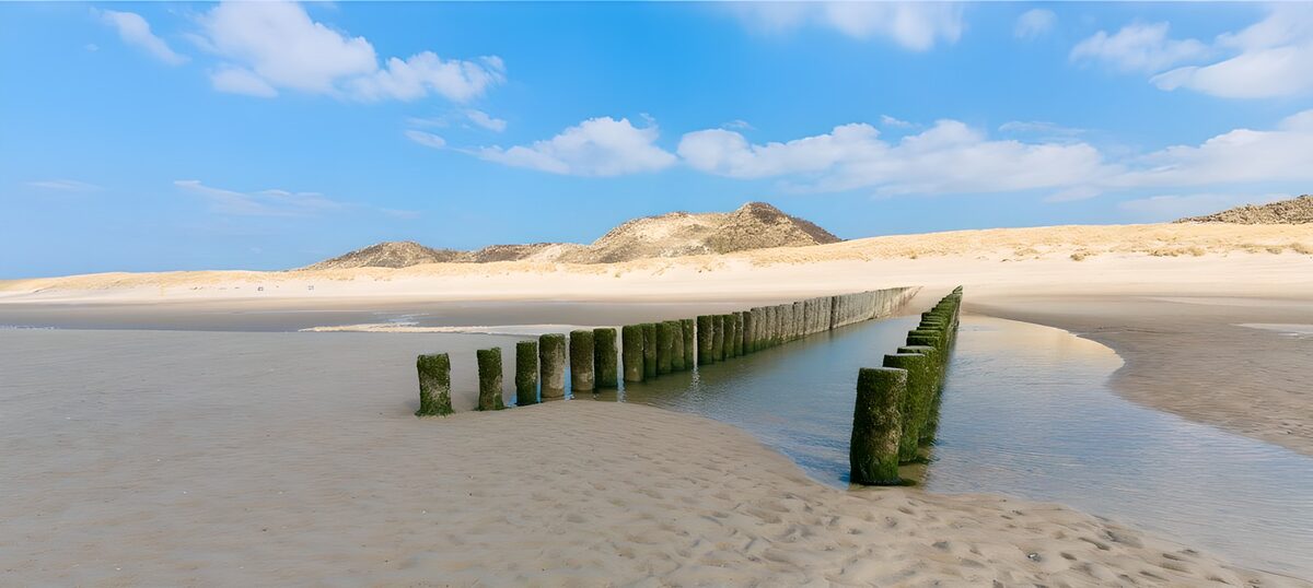 CW1491852: Rustig Strand met Paalrij