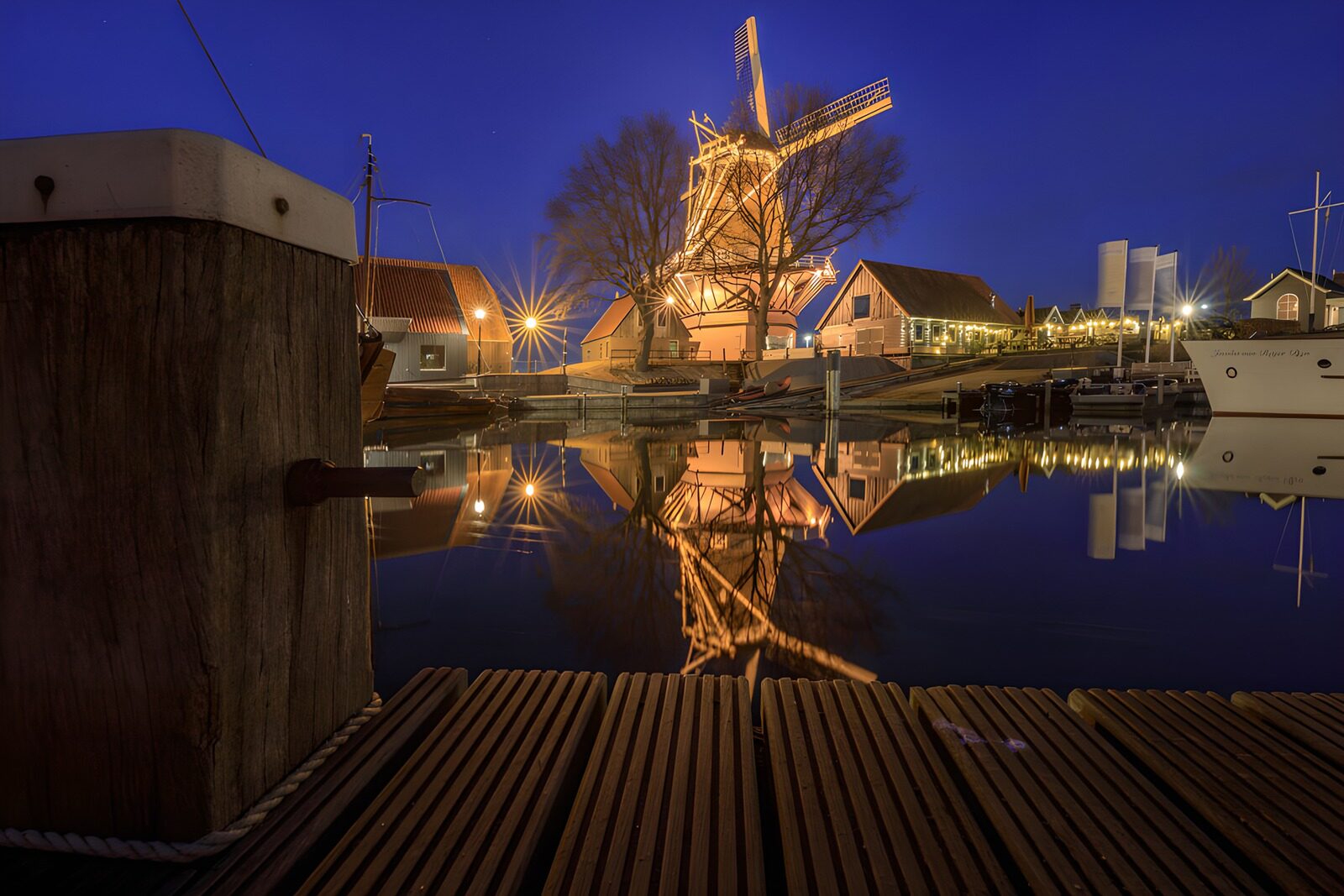 CW9561656: Molens en reflecties bij nacht