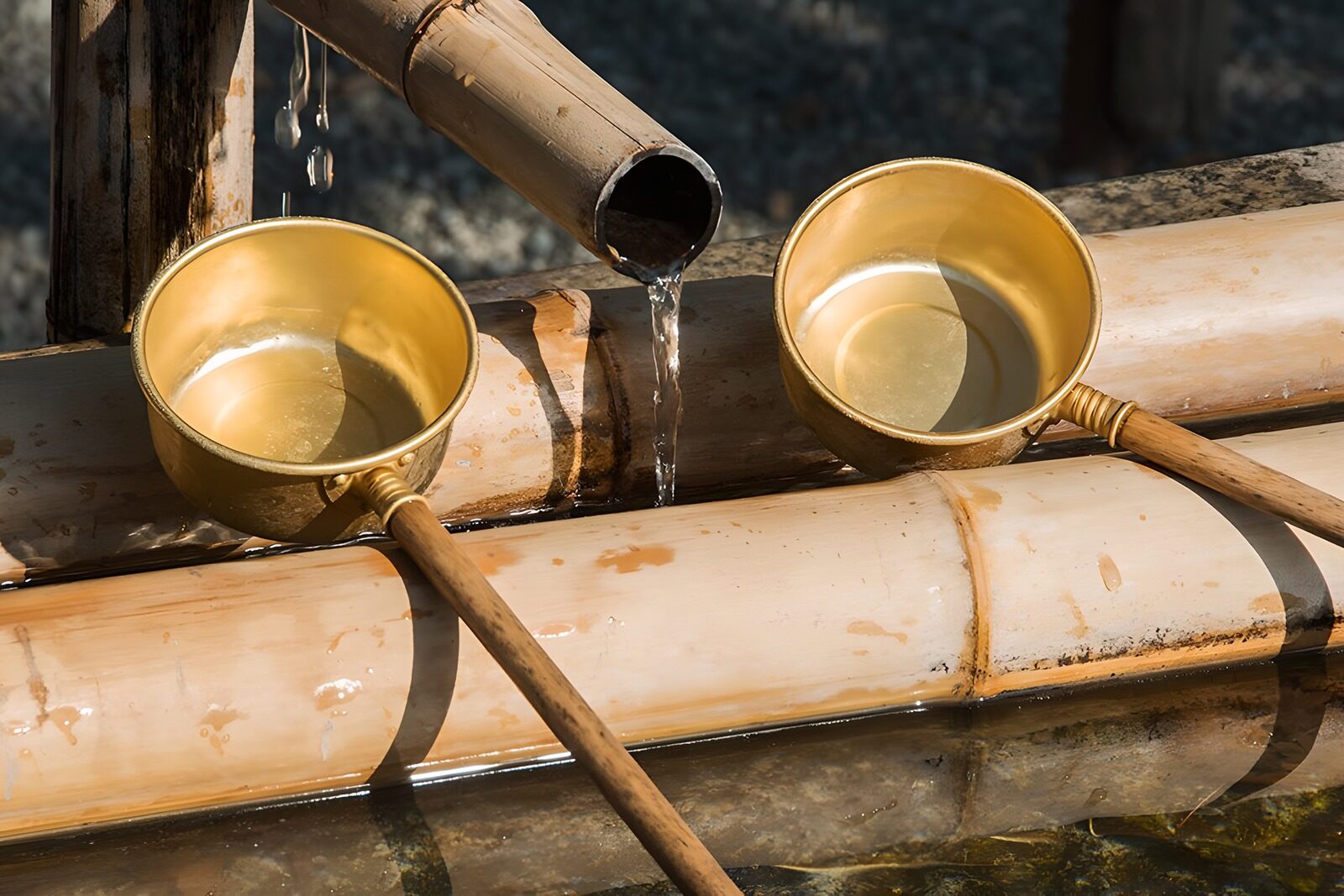 CW9283615: Serene Waterbron met Gouden Lepels