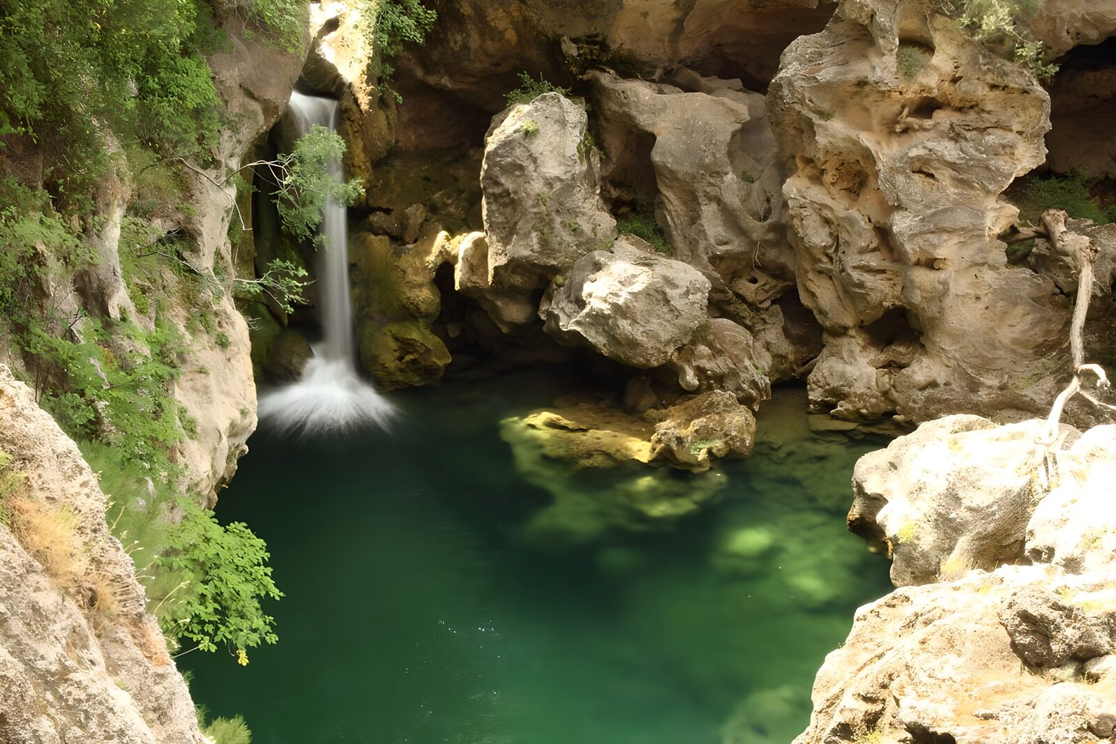 CW2697869: Waterval en natuurlijk zwembad in de natuur