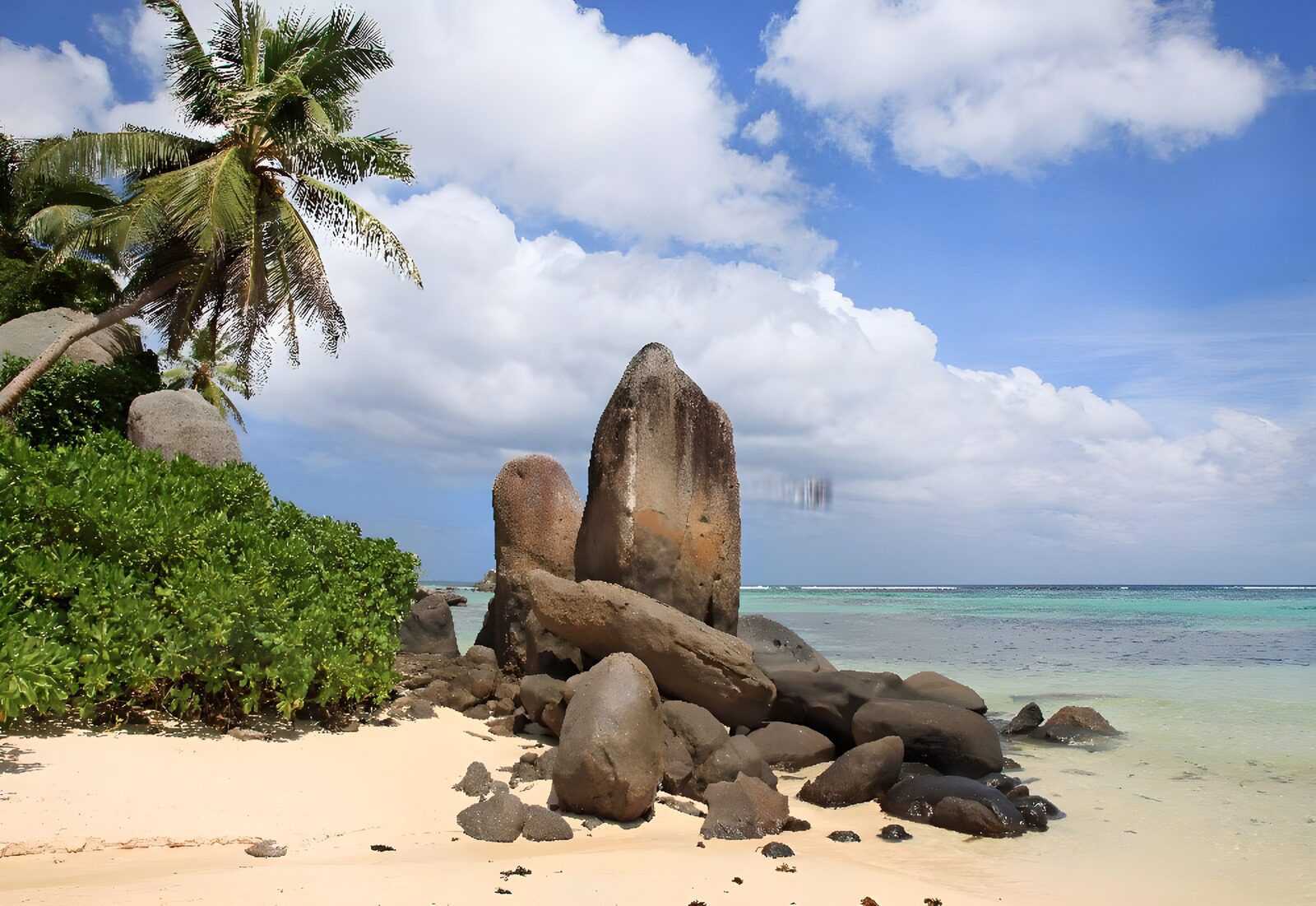CW2315395: Tropisch strand met rotsformaties
