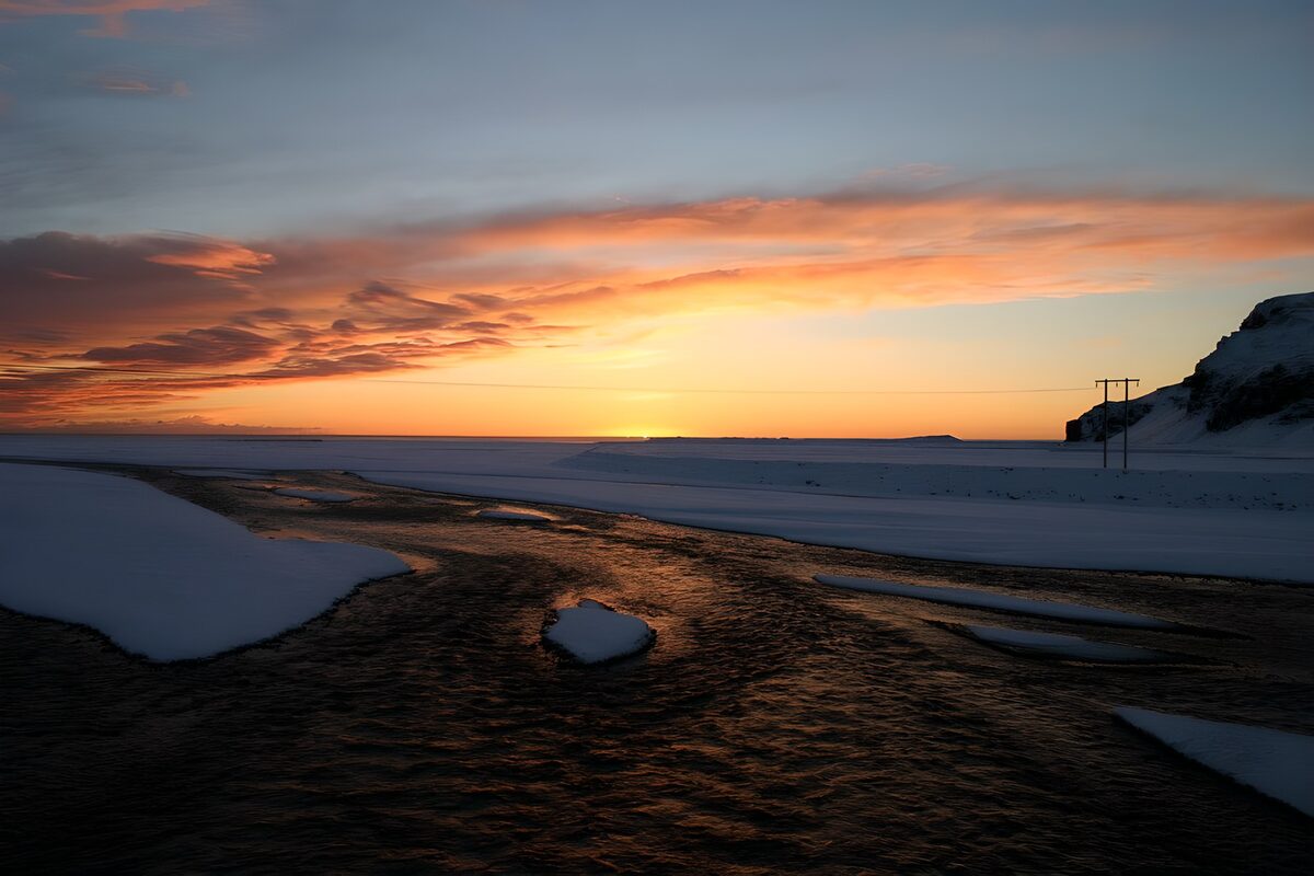 Prachtige zonsondergang in een sneeuwlandschap