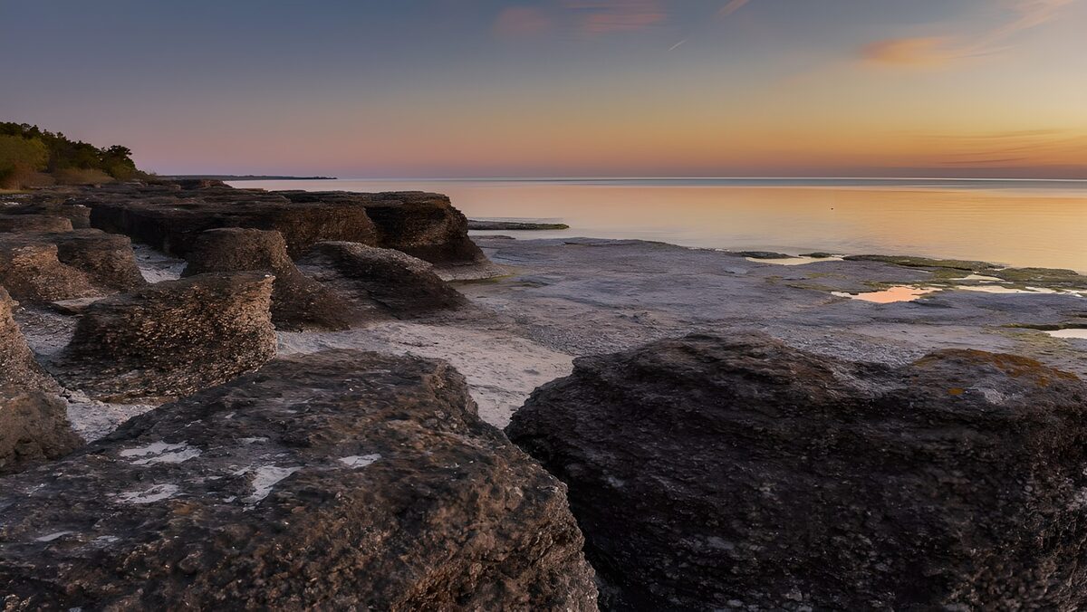 Stille zonsondergang aan de kust