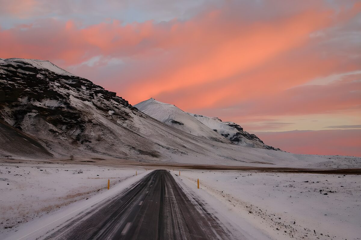 Sneeuwbedekte weg onder roze lucht