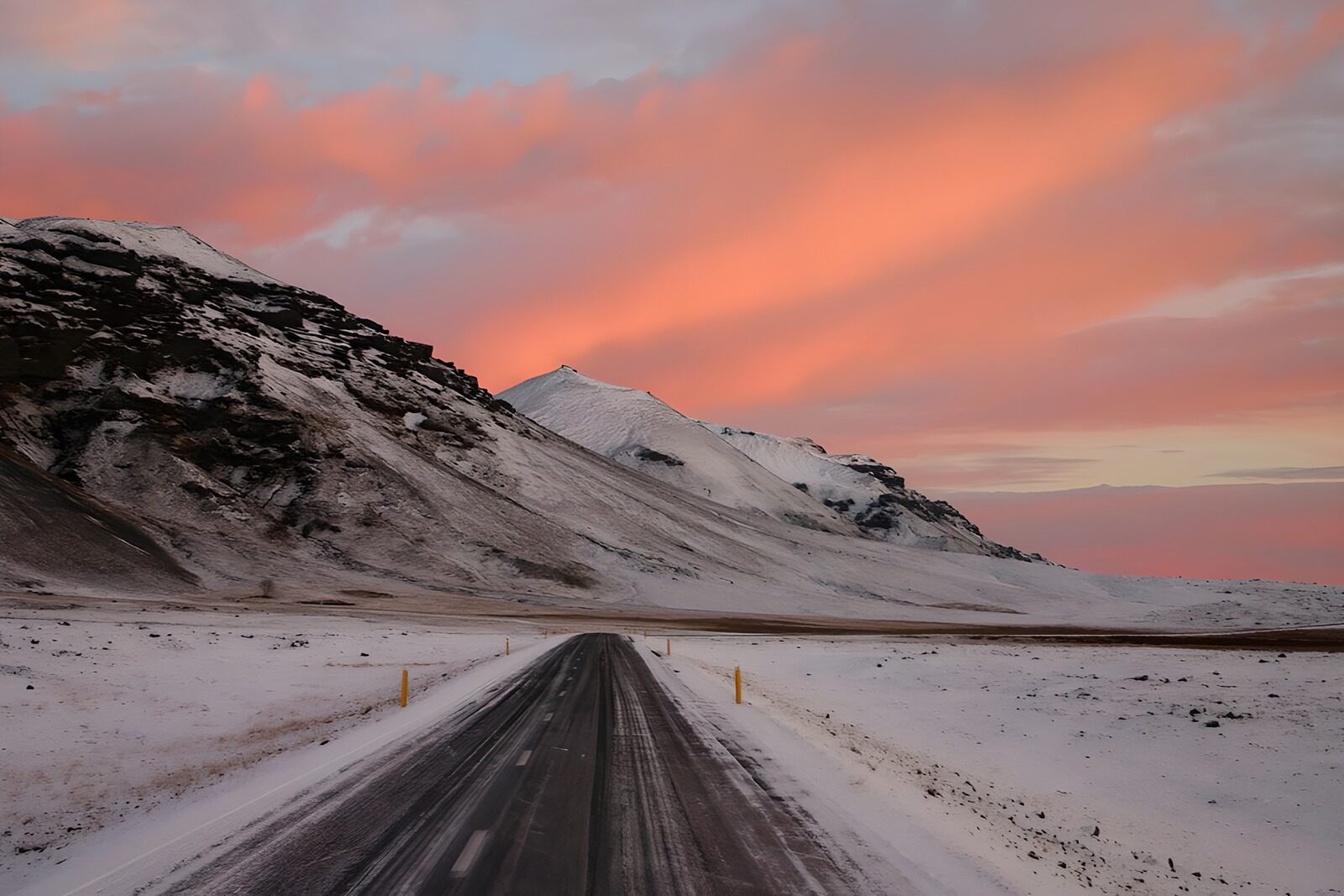 CW2595987: Sneeuwbedekte weg onder roze lucht