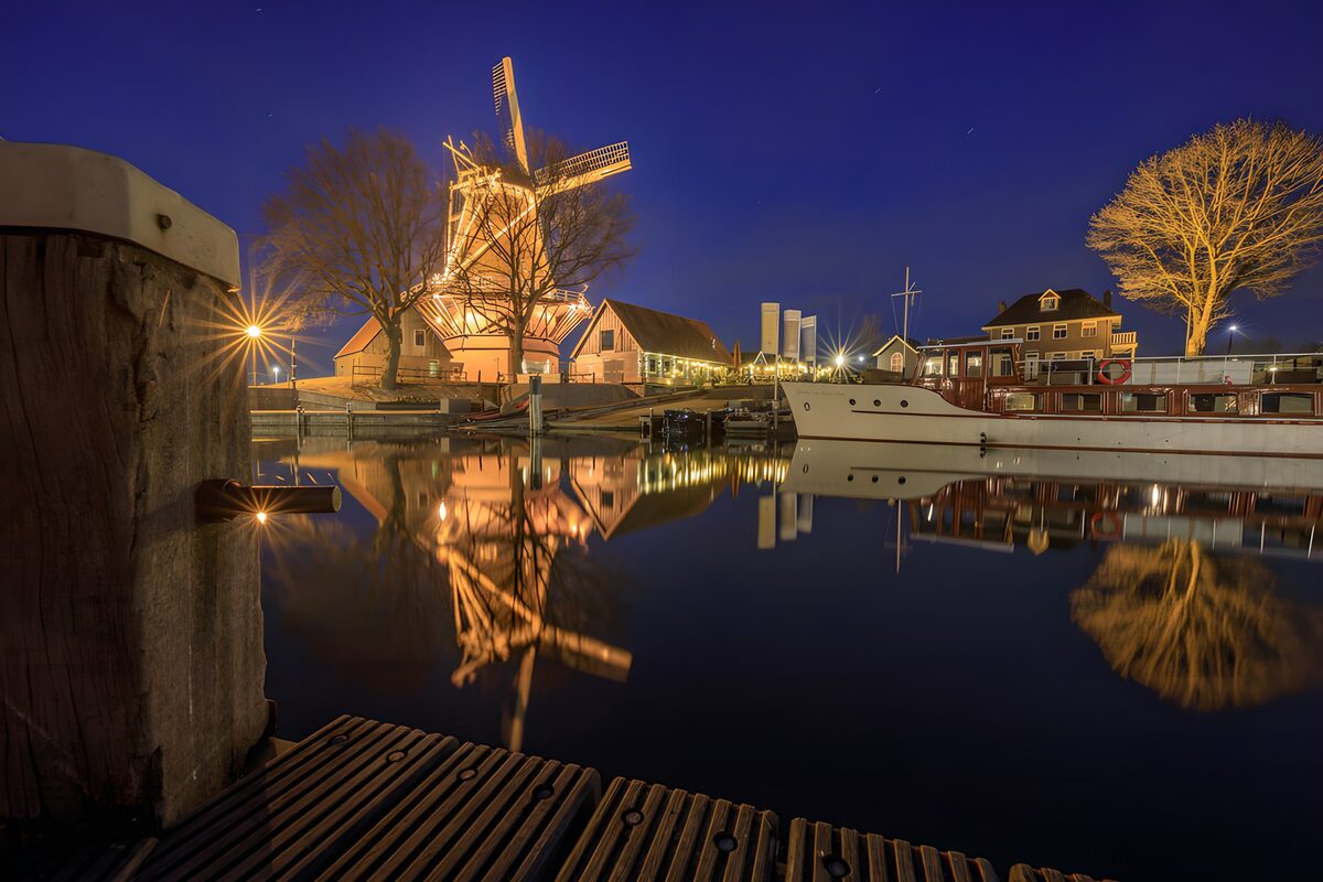 CW8631550: Molen bij nacht in rustige haven