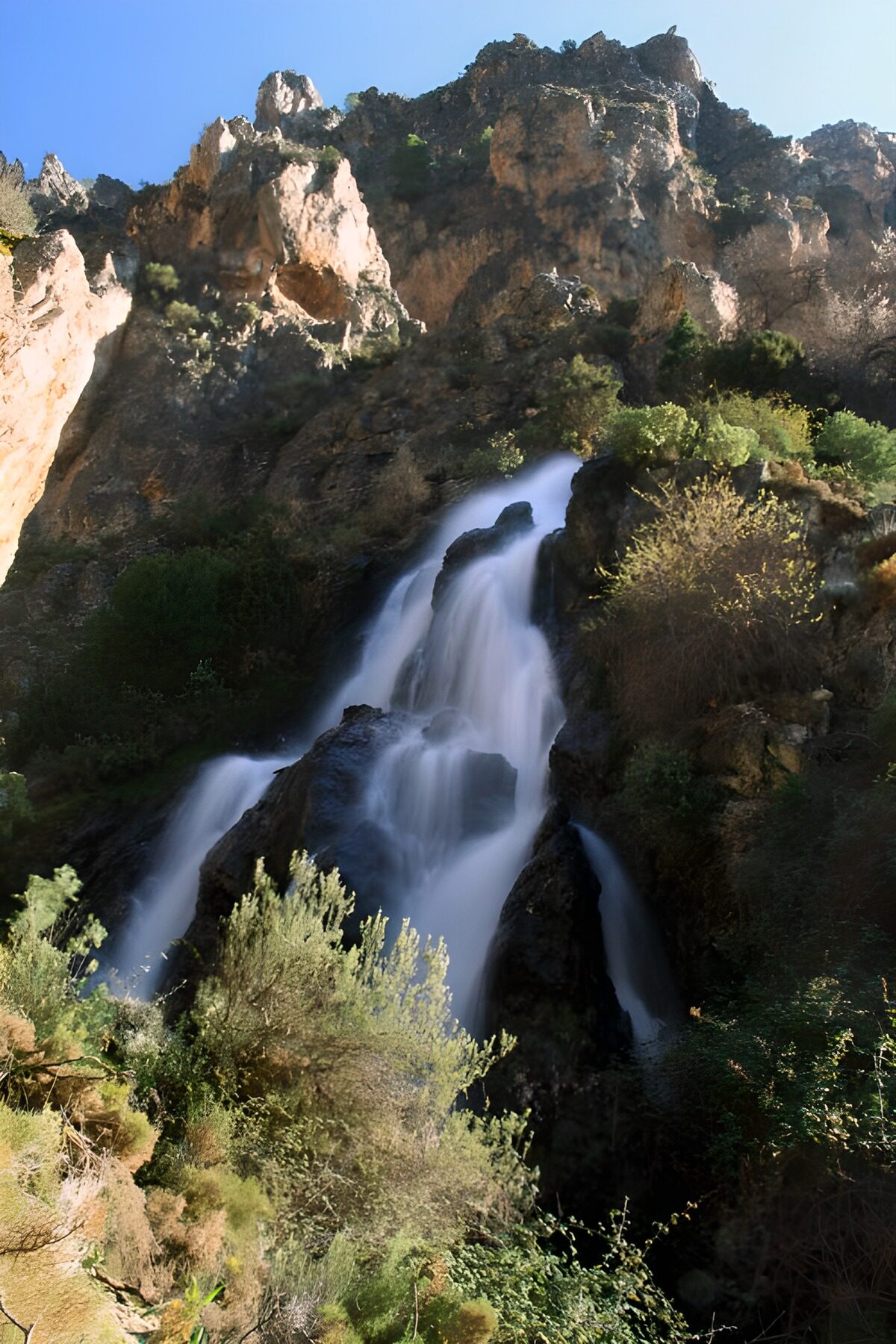 CW3552561: Waterval tussen de bergen