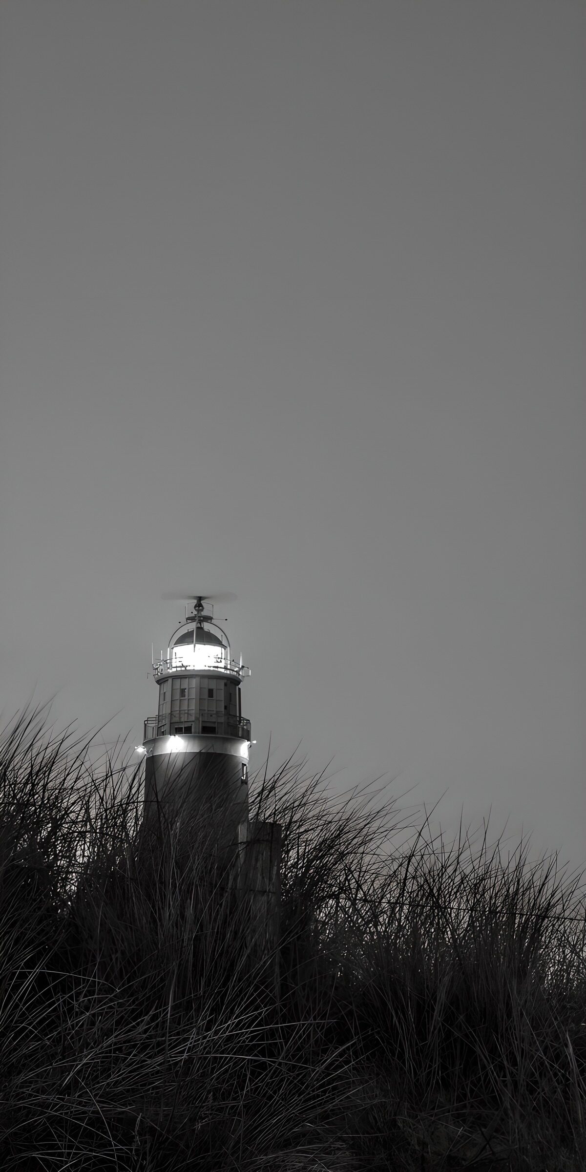 CW9414332: Verlichte vuurtoren in monochroom
