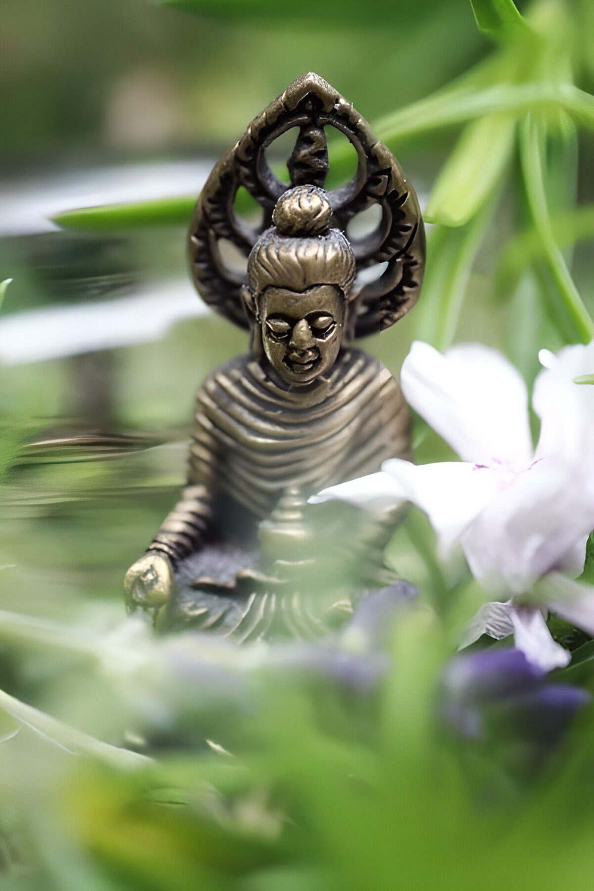 CW5198283: Mediterende Boeddha tussen bloemen