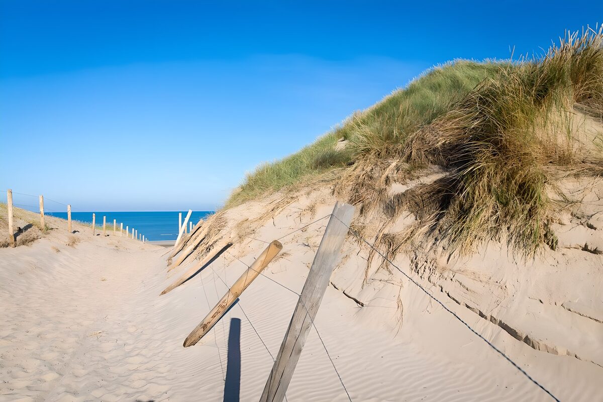 Toegang tot het strand via zandduinen