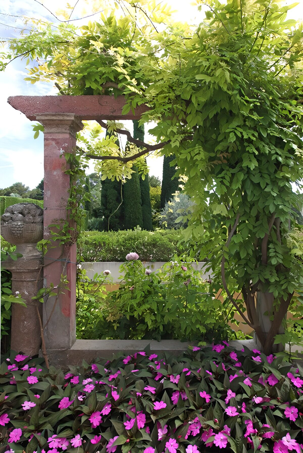 Groene Toegang tot een Bloeiende Tuin