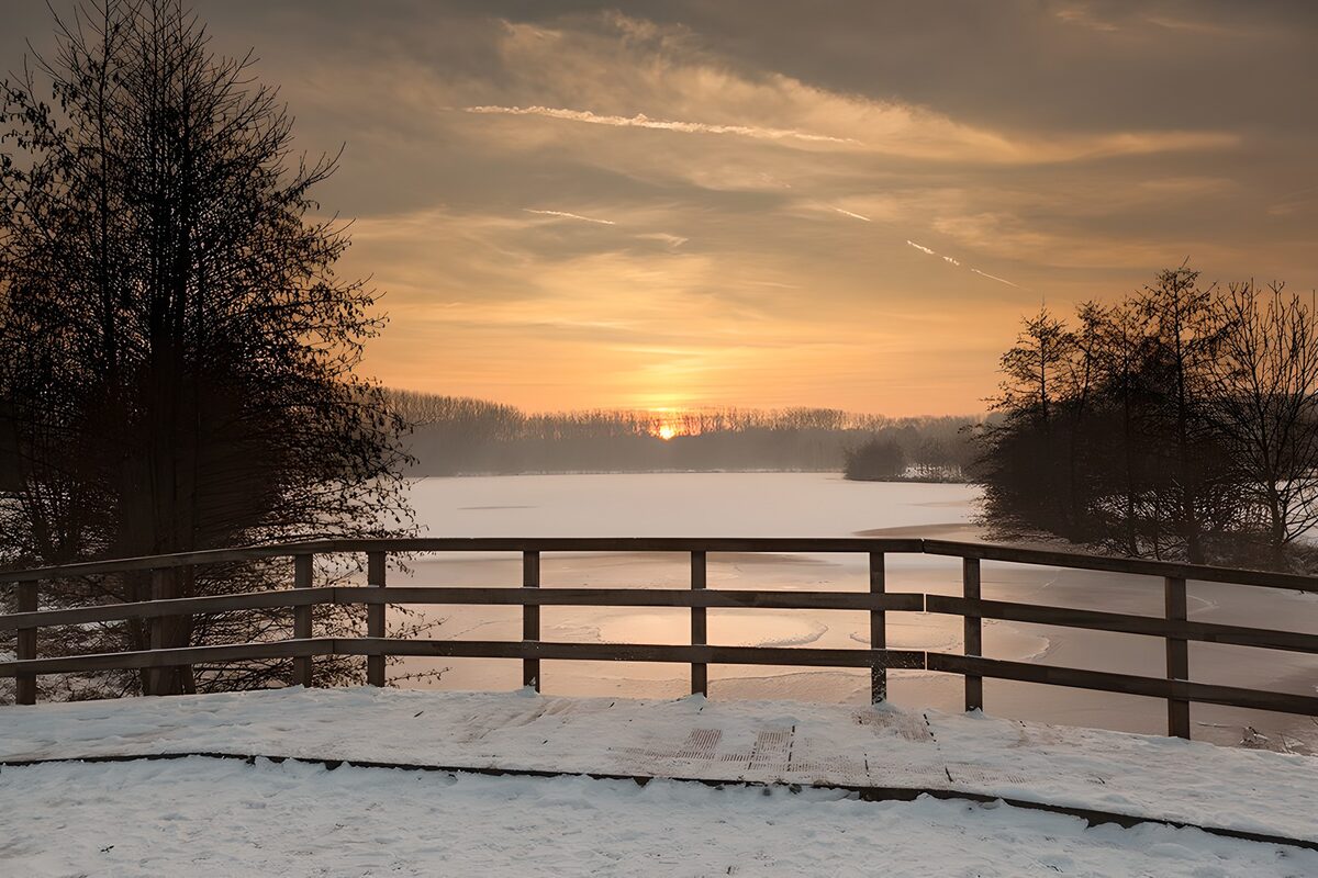 Winterse zonsopgang boven het meer