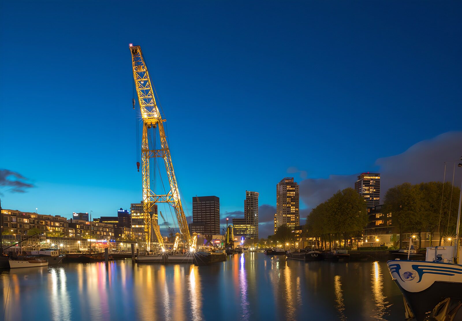 CW2301558: Verlichte kraan bij de haven in de nacht