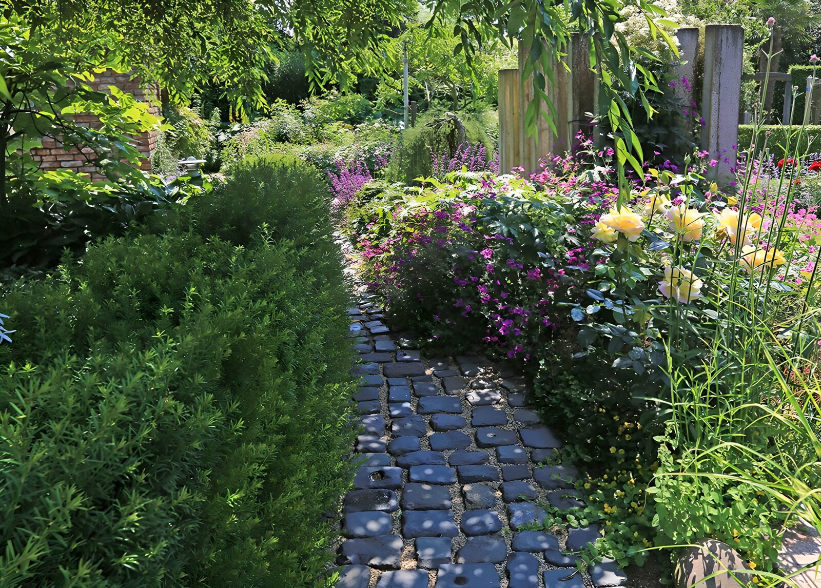 CW9960341: Prachtige tuin met kleurrijke bloemen