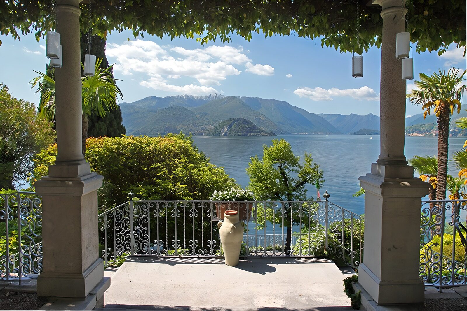 CW6690484: Uitzicht over het meer en bergen