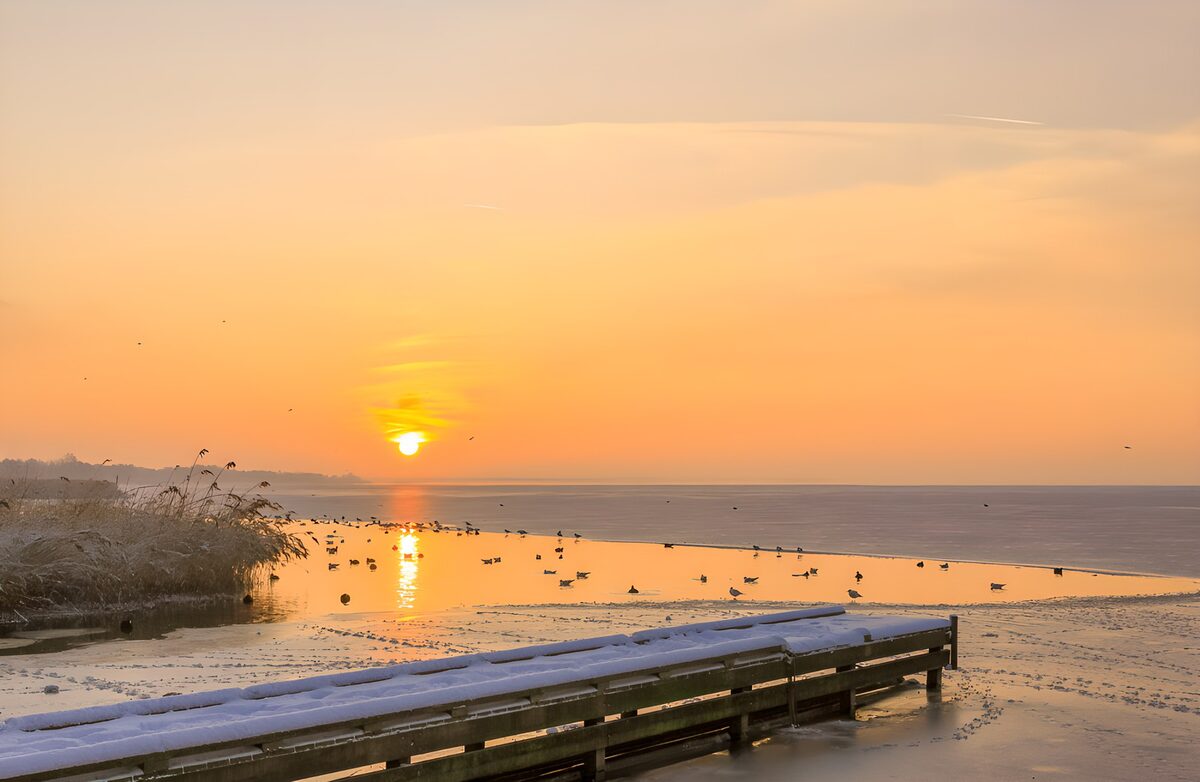 Zonsopgang boven het winterse water