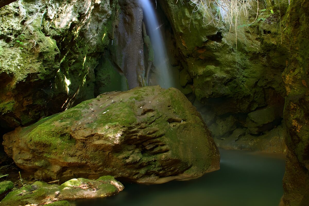 Waterval in een groene grot