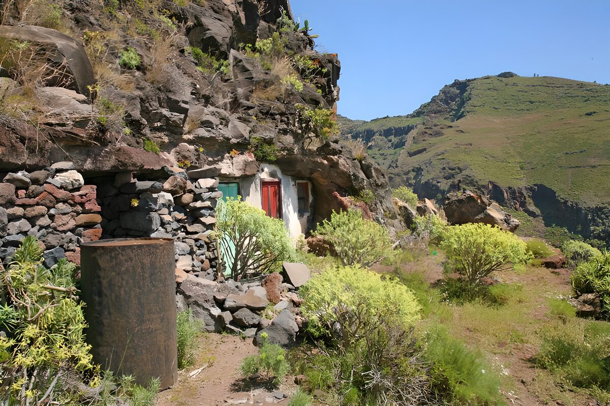 Oude woningen in een berglandschap