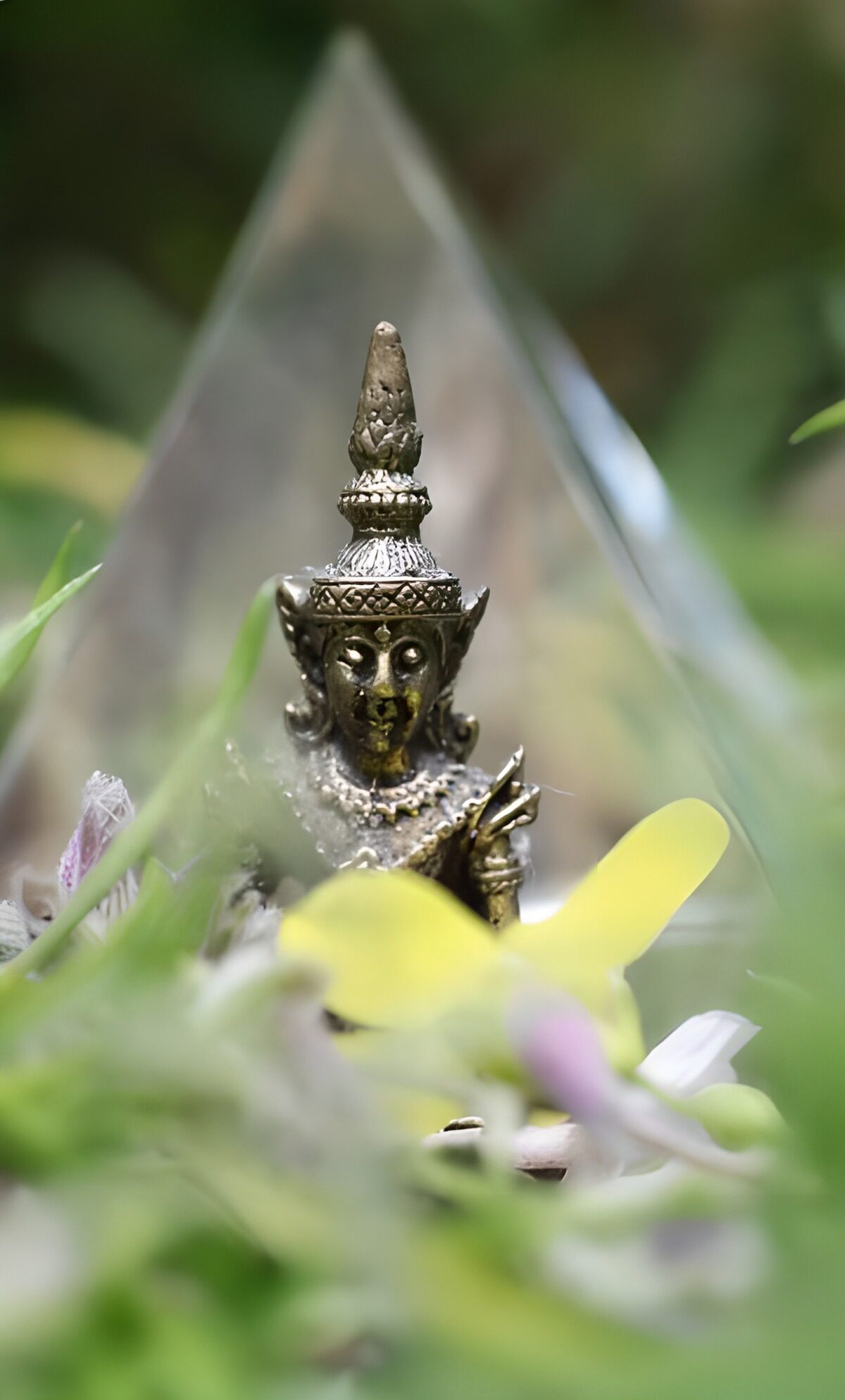 Mystiek beeld in groene omgeving