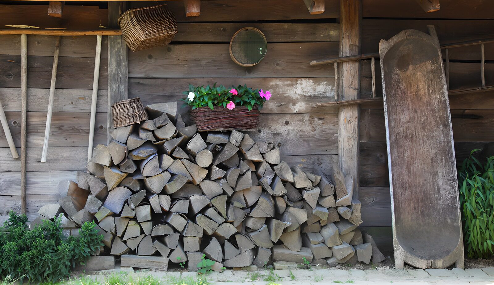 CW3365811: Houtstapel en plankenwand